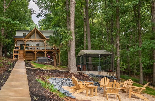 4 bd Lakefront Oasis with Hot Tub, Dock, FirePits, Blackstone grill, & lake toys