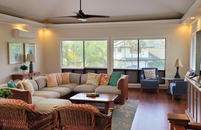4 BDR, 3 1/2 BR, AC, WALK TO BEACHES AND RESTAURANTS!
