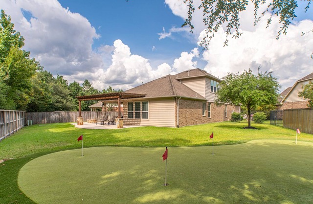 4 bdrm Home w HUGE backyard & Putting Green!!