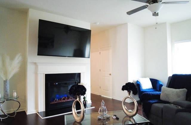 4 bed/3 story Blue Magic Oasis - 13 mins from Six Flags!!