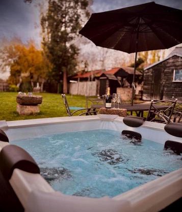 4 Bed Cottage with Hot Tub near Wyboston Lakes