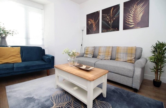 4 Bed Flat - Sleeps 4 - Parking - Wifi