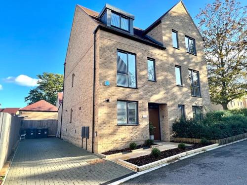 4-Bed in Coulsdon 20 min London, 20 min Gatwick