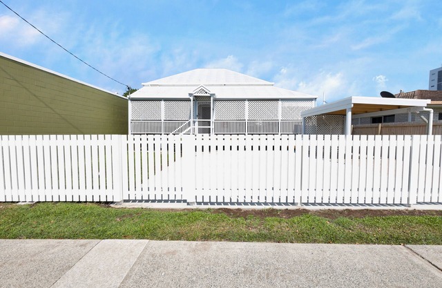 4-Bed QLDer: Deck+TV, 100m to Water Park & Caneland, 3 Car Parks. Sleeps 11