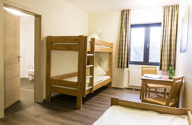 4-bed room with shower/WC