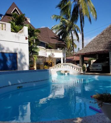 4 Bed Villa - Sleeps 8 - Pool - Garden - Parking