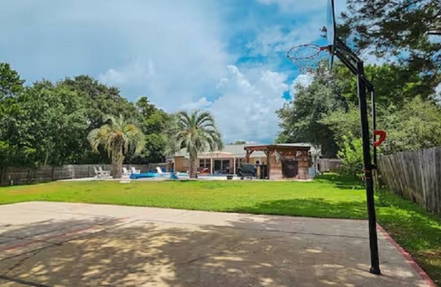 4 bed with pool, basketball court, fire pit, tiki bar, outdoor kit, pool table