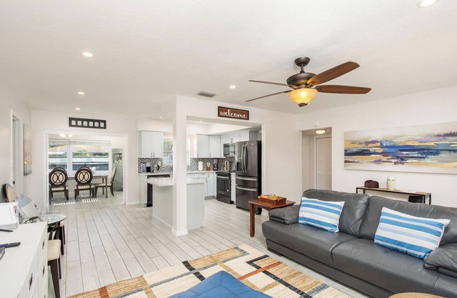 4-bedroom, 2-bathroom house with pool, hot tub and PS-5 in Clearwater