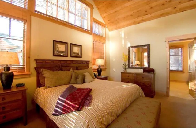 4 bedroom Cabin with Jacuzzi on the deck