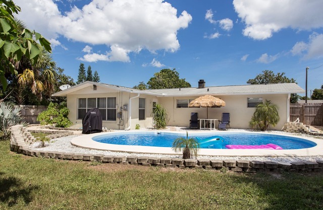 4 Bedroom Cozy Getaway Pool house in the Heart of Melbourne