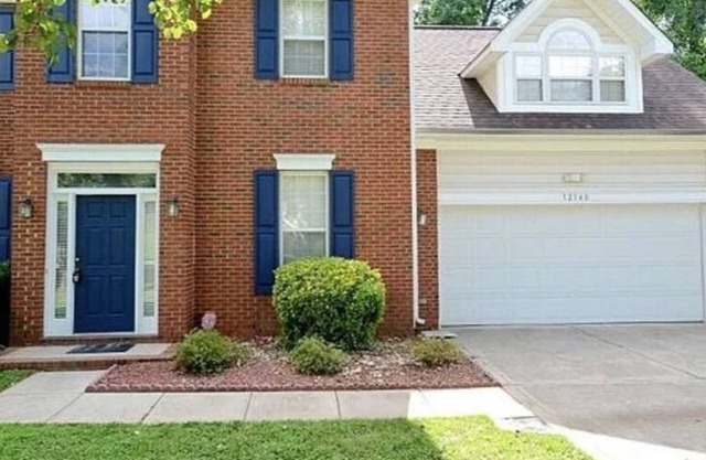 4-bedroom cozy house in charming Charlotte with WiFi, AC, home Security and love