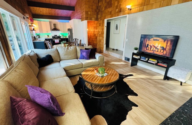 4 Bedroom Family Cabin 5 min stroll to Lake Gregory!