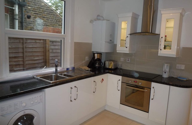 4 Bedroom house, 3 Bathrooms, 2 Kitchens, Living Room, Garden