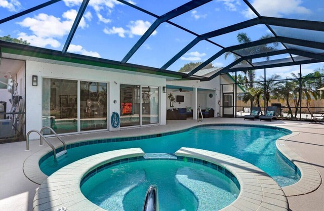 4 Bedroom House, Heated Pool, 800 sqft Game Room