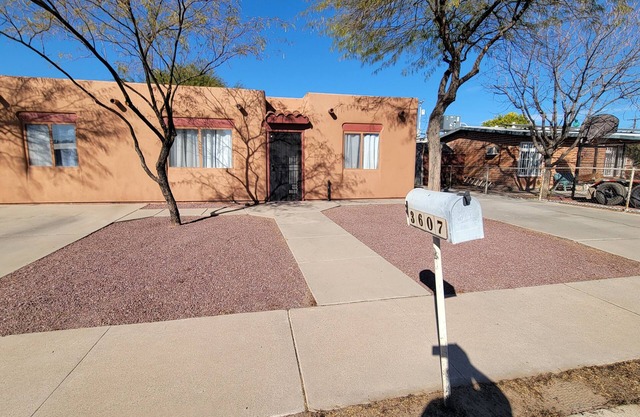 4-bedroom house in Central Tucson with WiFi, AC
