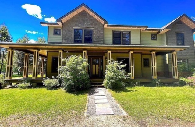 4-bedroom house in Donnelly close to lake, Wi-Fi, and hot tub. Great parking!