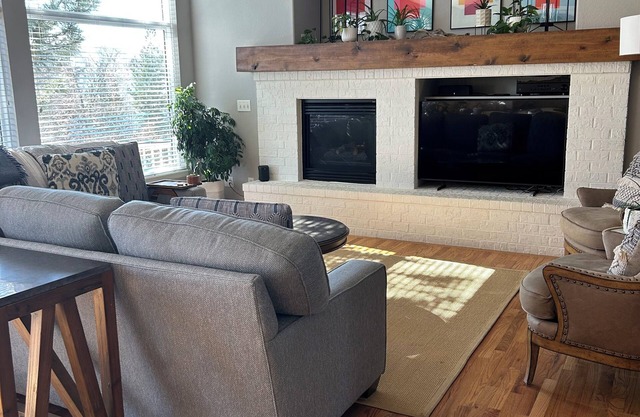 4-bedroom House in West Arvada with AC, WiFi, Golf - Available Summer of 2025