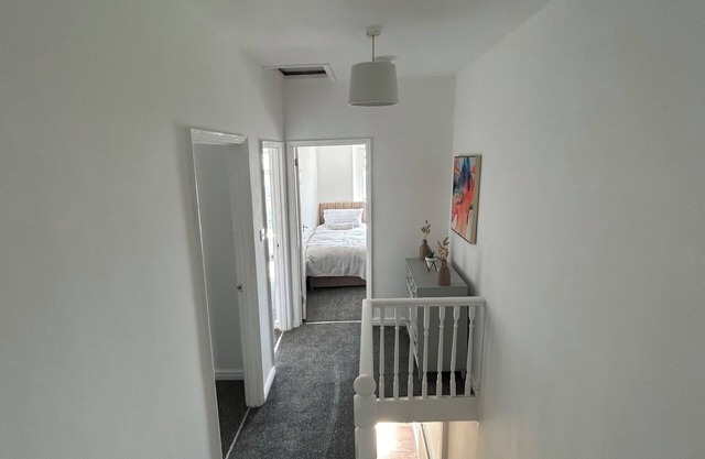 4 Bedroom House, Sleeps 7 - Central & Pet Friendly