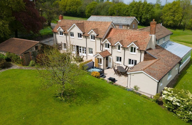 4-Bedroom luxury cottage sleeping up to 8, access to indoor heated pool, tennis court and golf cours