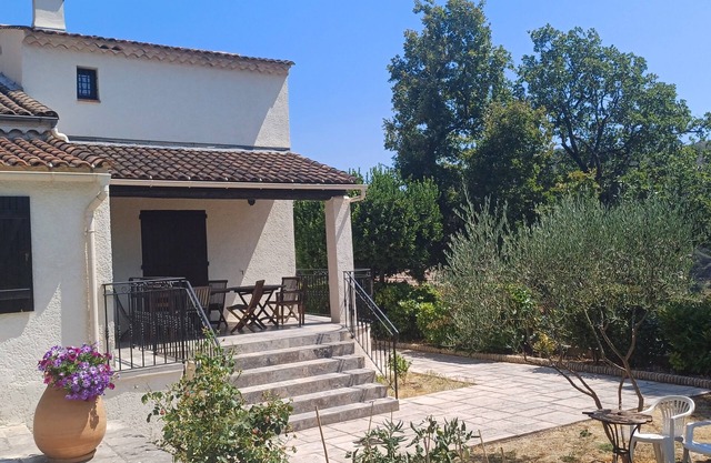 4-bedroom Provencal villa with pool ideal for one or two families