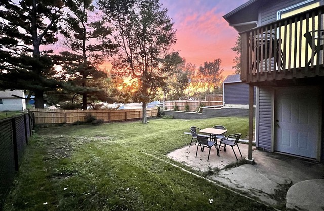 4-bedroom vacation home: Sleeps 13. Foosball, 65" TV, Golf, 4 Season Room