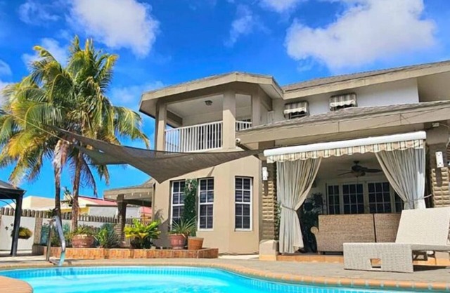 4-bedroom Villa in Beautiful Oranjestad, with Private Pool