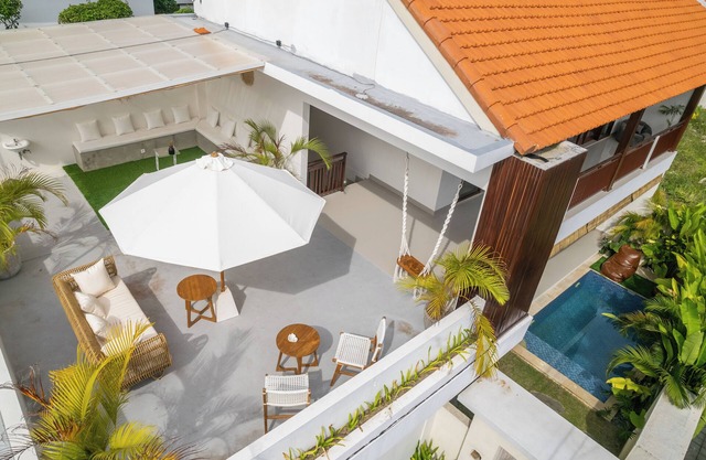 4-bedroom villa in Canggu with luxurious balcony and pool area.
