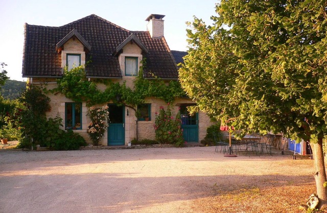 4 bedrooms 2 bathrooms 10 people, with pool and large garden beautifully decorated