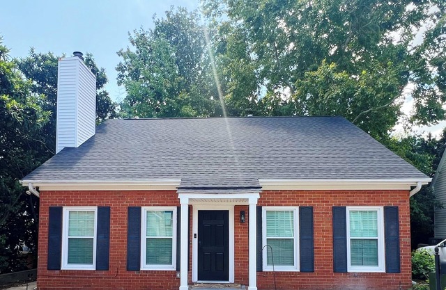 4 Bedrooms 4 Bathrooms 2 Laundry Rooms - Brick Cottage