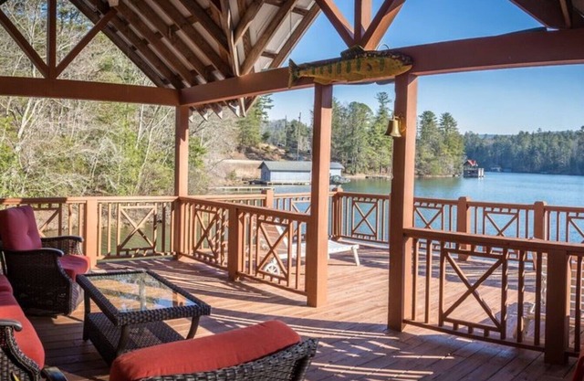 4 Bedrooms + Den w/Queen Sleeper - 2.5 Baths - (Sleeps 12) & 2 story Boat House
