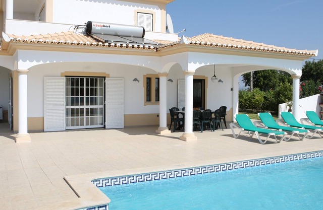 4 Bedrooms Villa