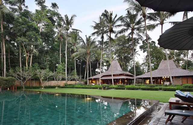 4 bedrooms with tennis grass court, ubud
