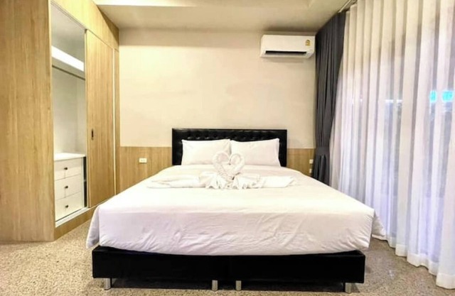 4 beds 10 mins walk to the beach