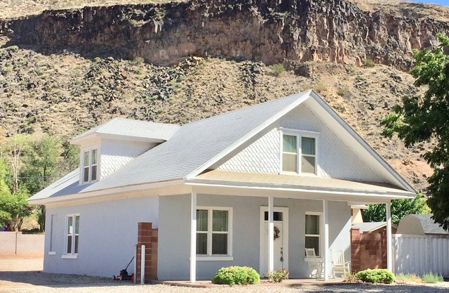 4 BR, 2 bath, near Zion Nat. Park, Mt. Bike and ATV trails, boating, Tuacahn