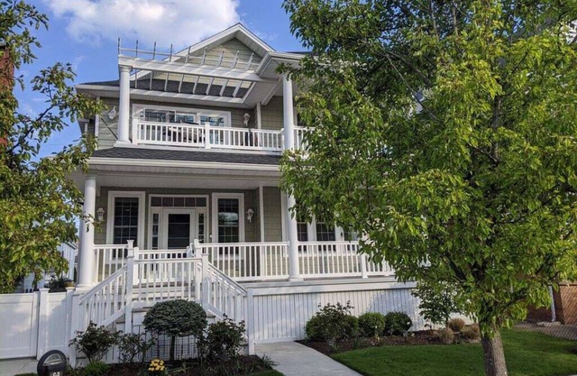 4 BR/2 Bath/Town Center -Top Floor w/Roofdeck