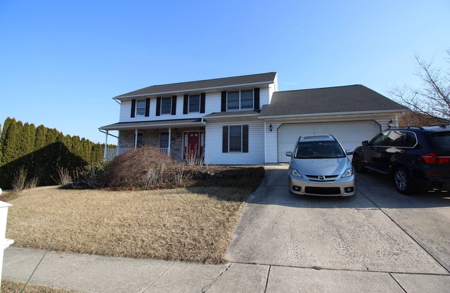 4-BR house 2-min walk to Armitage golf & Caddy Shack eatery/pub in Mechanicsburg