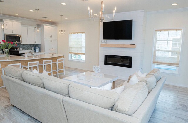 4 br villa with hot tub, pool, gym, golf, shuttle