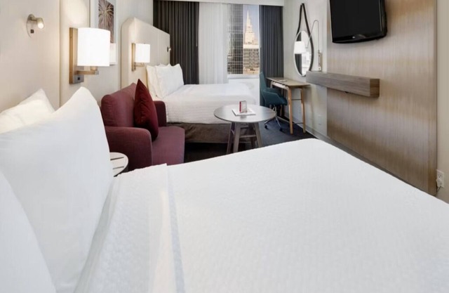 4 Cozy Rooms w/Elegant Décor, Heart of Downtown Dallas! Outdoor Pool!
