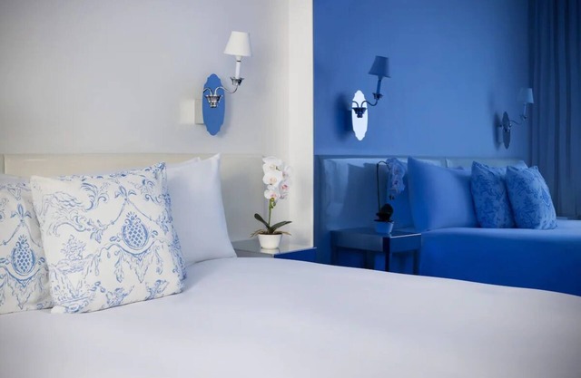 4 Elegant Deluxe Suites with Living Room! Offering sweeping views of NYC!