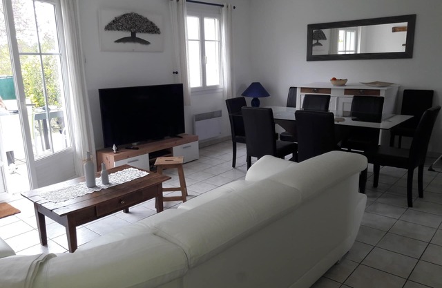 4* gîte 10 min walk from the beach, shared pool, WIFI, private garden, park
