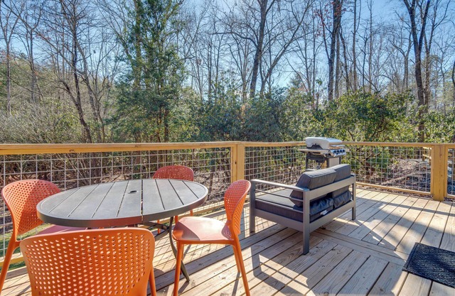 4 Mi to Downtown Brevard: Sleek Cabin w/Deck