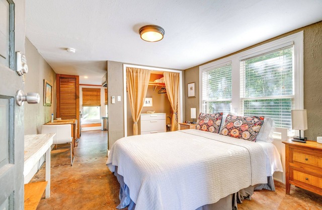 4 Mi to Dtwn: Pet-Friendly Austin Studio