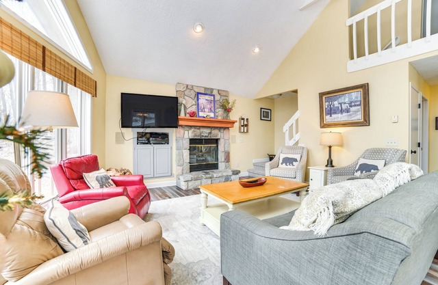 4 Mi to Lake Bellaire: Home w/Deck & Pool Access!