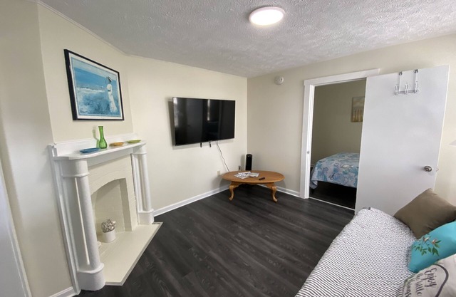 4 min walk to the beach. Large 1BD Pets Ok