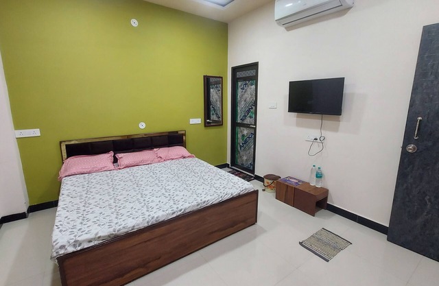 4 minutes From Mahakaleshwar Temple ! Family-sized Fully Clean With Free Wifi