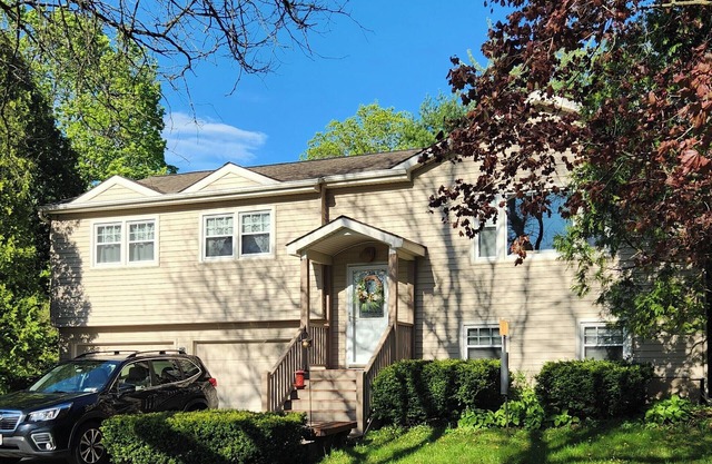 4 minutes from Saratoga Racetrack, this home is clean & cozy, with private deck