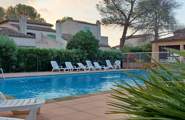 4-person apartment in quiet condominium - swimming pool - near the sea