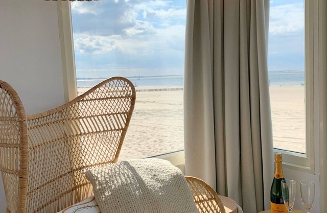 4-person sleeping beach house in Koudekerke