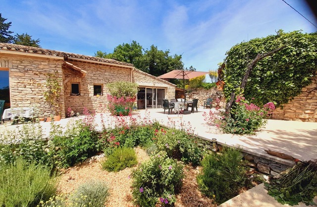 4* Provençal house + single-storey vacation home, pool, in the countryside near GORDES
