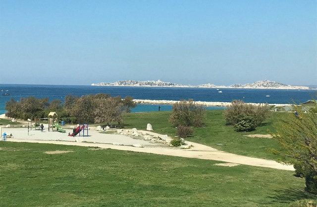 4 Rooms flat on the sea front, splendid view with sunset! Terrace.